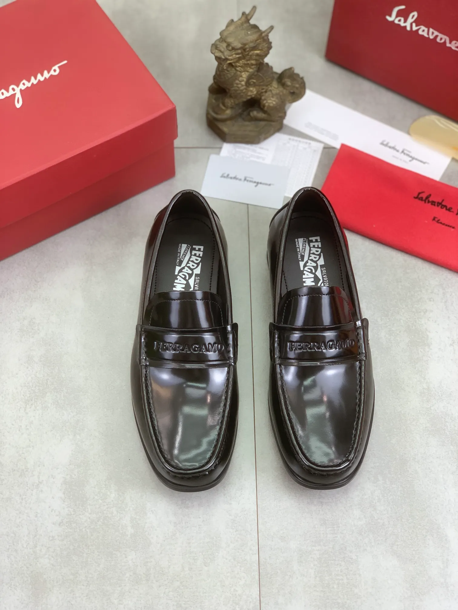 Men's Men's Shoes 💰P460💰[New Style] Water-dyed Niuli 🆘[Salvatore Ferragamo] Ferragamo's latest casual business leather shoes for men! Available at counters simultaneously! The fabric is made of specially imported original calfskin, and the interior is made of imported water-dyed cowhide. It is absolutely luxurious and leads the fashion trend. Matching code: 38-45; 3⃣️ colors available